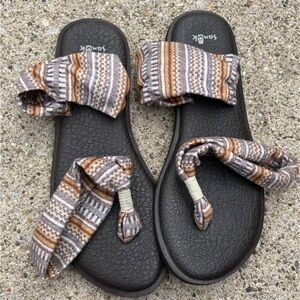 8 Sanuk yoga comfort Chic Black Sandals with Striped Straps